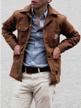 Comment porter un veste militaire tabac à 30 ans: Pour créer une tenue idéale pour un déjeuner entre amis le week-end, pense à associer un veste militaire tabac avec un pantalon chino beige.