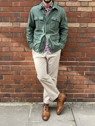 Comment porter un veste militaire vert foncé: Harmonise un veste militaire vert foncé avec un pantalon chino beige pour obtenir un look relax mais stylé. Une paire de bottes de loisirs en cuir marron est une option génial pour complèter cette tenue.