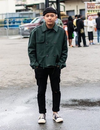 Comment porter un jean déchiré noir à 20 ans: Harmonise un veste militaire vert foncé avec un jean déchiré noir pour un look confortable et décontracté. Cette tenue est parfait avec une paire de baskets basses en toile noires et blanches.