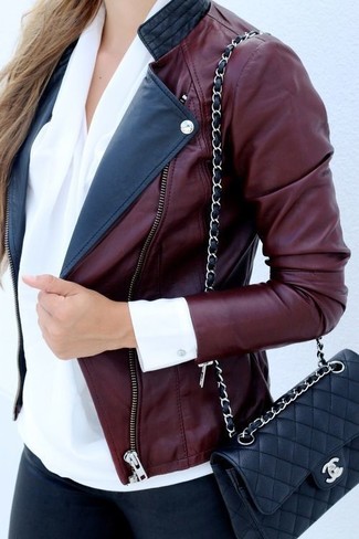 Comment porter un sac bandoulière en cuir matelassé noir: Pense à associer une veste motard en cuir bordeaux avec un sac bandoulière en cuir matelassé noir pour une impression décontractée.