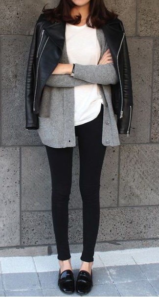 Comment porter un cardigan argenté: Harmonise un cardigan argenté avec un jean skinny noir pour affronter sans effort les défis que la journée te réserve. Complète ce look avec une paire de slippers en cuir noirs.