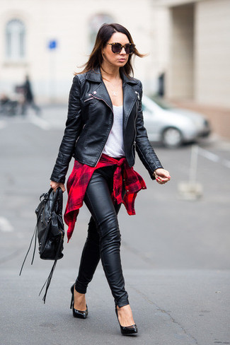 Tenue: Veste motard en cuir noire, Chemise de ville écossaise rouge, Débardeur blanc, Pantalon slim en cuir noir
