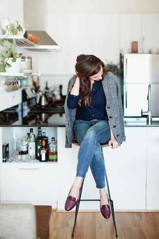 Comment porter un jean skinny bleu: Opte pour une veste motard en laine grise avec un jean skinny bleu pour une tenue idéale le week-end. Assortis cette tenue avec une paire de slippers en cuir bordeaux pour afficher ton expertise vestimentaire.