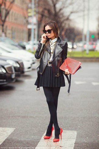 Comment porter des escarpins en cuir bordeaux: Porte une veste motard en cuir noire et une minijupe plissée noire pour une tenue idéale le week-end. Termine ce look avec une paire de escarpins en cuir bordeaux.