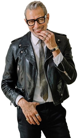 Tenue de Jeff Goldblum: Veste motard en cuir noire, Chemise de ville blanche, Pantalon chino noir, Cravate imprimée grise