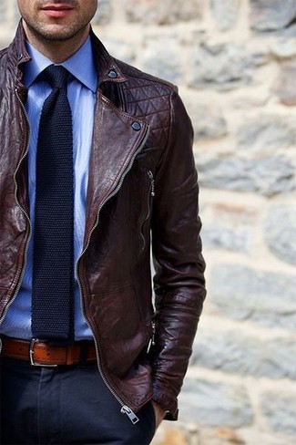 Associe une veste motard en cuir marron foncé avec un pantalon de costume bleu marine pour un look idéal au travail.