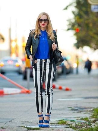 Comment porter un jean skinny noir et blanc: Opte pour une veste motard en cuir noire avec un jean skinny noir et blanc pour achever un look chic. Assortis ce look avec une paire de escarpins en daim découpés bleus.
