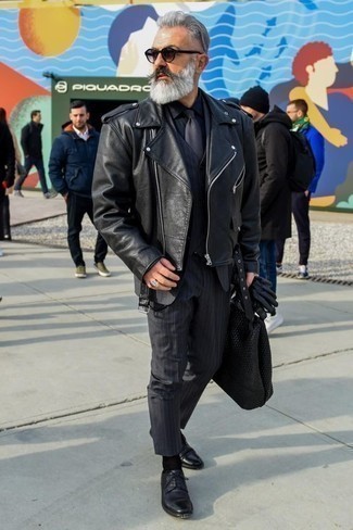 Tenue: Veste motard en cuir noire, Complet à rayures verticales bleu marine, Chemise de ville bleu marine, Chaussures derby en cuir noires
