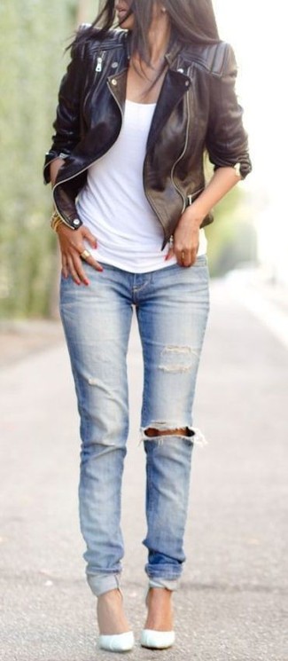 Comment porter un jean skinny bleu clair: Pense à porter une veste motard en cuir noire et un jean skinny bleu clair pour une tenue relax mais stylée. Cette tenue est parfait avec une paire de escarpins en cuir blancs.