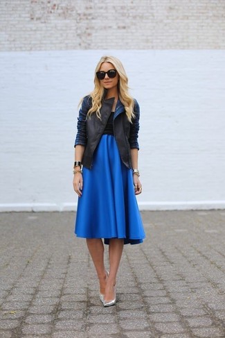 Comment porter une jupe mi-longue bleue: Pense à marier une veste motard en cuir bleu marine avec une jupe mi-longue bleue pour une tenue idéale le week-end. Une paire de escarpins en cuir argentés est une option avisé pour complèter cette tenue.