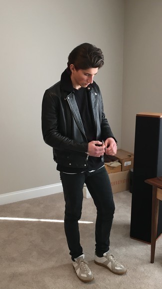 Un jean à porter avec une veste motard noire pour un style decontractés quand il fait frais à l'adolescence: Pense à opter pour une veste motard noire et un jean pour un look de tous les jours facile à porter. Cette tenue se complète parfaitement avec une paire de baskets basses en cuir blanches.