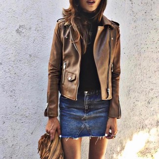 Comment porter une veste motard en cuir marron: Marie une veste motard en cuir marron avec une minijupe en denim bleue pour une tenue confortable aussi composée avec goût.