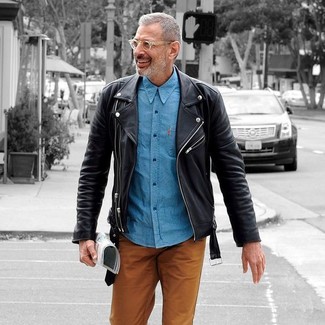 Comment porter une veste motard avec une chemise à manches longues pour un style decontractés après 50 ans: Pense à porter une veste motard et une chemise à manches longues pour une tenue idéale le week-end.
