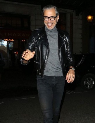 Tenue de Jeff Goldblum: Veste motard en cuir noire, Pull à col roulé gris, Jean noir