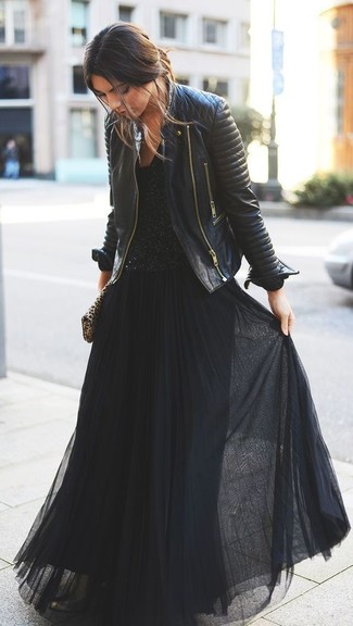 Comment porter une pochette en daim marron clair: Harmonise une veste motard en cuir matelassée noire avec une pochette en daim marron clair pour une tenue relax mais stylée.