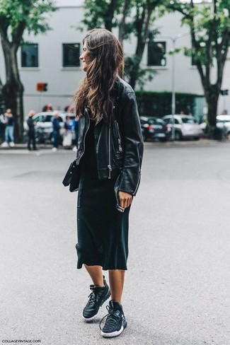 Comment porter des chaussures de sport noires: Harmonise une veste motard en cuir noire avec une robe longue noire pour une tenue raffinée mais idéale le week-end. D'une humeur audacieuse? Complète ta tenue avec une paire de chaussures de sport noires.