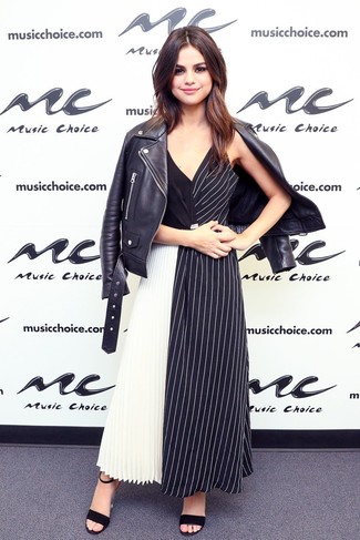 Tenue de Selena Gomez: Veste motard en cuir noire, Robe midi noire et blanche, Sandales à talons en daim noires