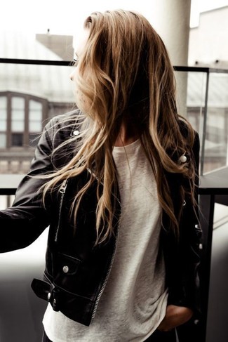 Comment porter une veste motard en cuir noire: Pense à porter une veste motard en cuir noire et un t-shirt à col rond blanc pour une impression décontractée.
