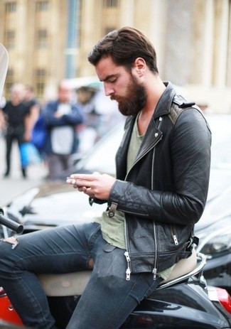 Pense à porter une veste motard en cuir noire et un jean skinny déchiré bleu marine pour une tenue idéale le week-end.