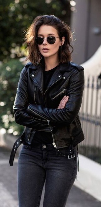 Un jean skinny à porter avec une veste motard noire à 30 ans: Opte pour une veste motard noire avec un jean skinny pour achever un style chic et glamour.