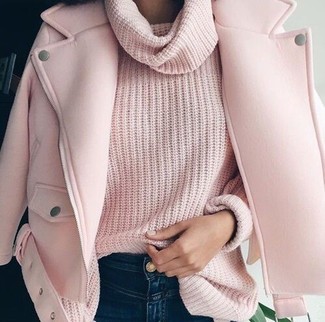 Comment porter une veste motard en laine rose: Pour créer une tenue idéale pour un déjeuner entre amis le week-end, opte pour une veste motard en laine rose avec un jean skinny bleu marine.