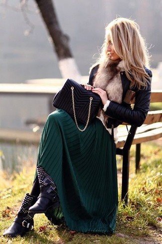 Comment porter une jupe longue vert foncé: Marie une veste motard en cuir noire avec une jupe longue vert foncé pour une tenue relax mais stylée. Cet ensemble est parfait avec une paire de bottines en cuir à clous noires.