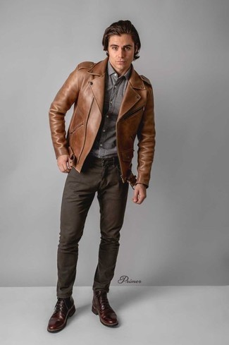 Tenue: Veste motard en cuir marron, Chemise à manches longues grise, Jean marron foncé, Bottes de loisirs en cuir bordeaux