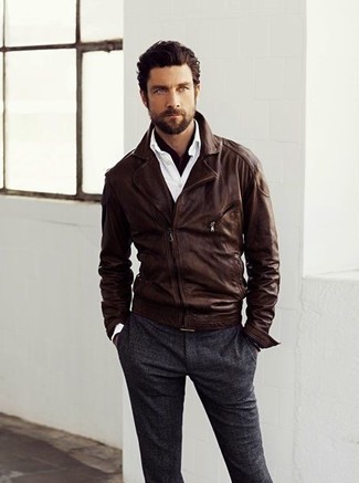 Harmonise une veste motard en cuir marron foncé avec un pantalon de costume en laine gris foncé pour créer un look chic et décontracté.