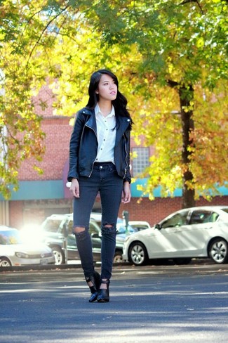 Comment porter un jean skinny noir avec une chemise de ville blanc et bleu à 30 ans: Choisis une chemise de ville blanc et bleu et un jean skinny noir pour achever un look chic. Termine ce look avec une paire de bottines en cuir noires.