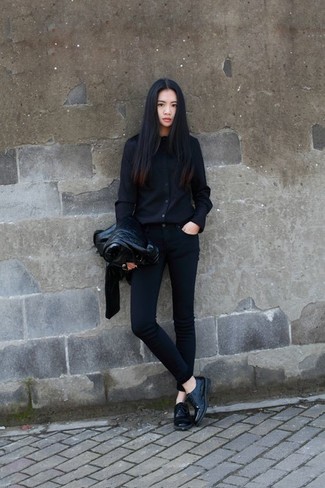 Comment porter une chemise noire: Associe une chemise noire avec un jean skinny noir pour une tenue confortable aussi composée avec goût. Assortis cette tenue avec une paire de chaussures richelieu en cuir noires pour afficher ton expertise vestimentaire.