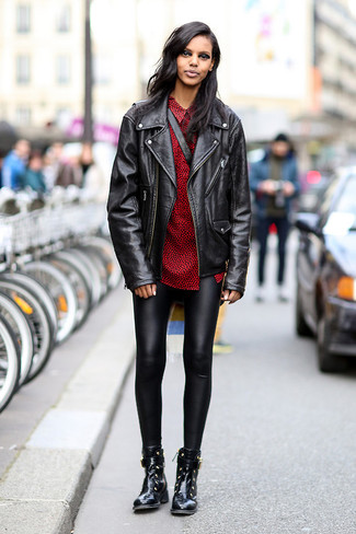 Comment porter des leggings en cuir noirs: Pense à associer une veste motard en cuir noire avec des leggings en cuir noirs pour un look idéal le week-end. Une paire de bottines en cuir noires est une option génial pour complèter cette tenue.
