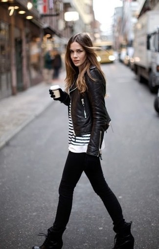 Comment porter des bottines à lacets noires: Associe une veste motard en cuir noire avec un jean noir pour une tenue raffinée mais idéale le week-end. Transforme-toi en bête de mode et fais d'une paire de bottines à lacets noires ton choix de souliers.