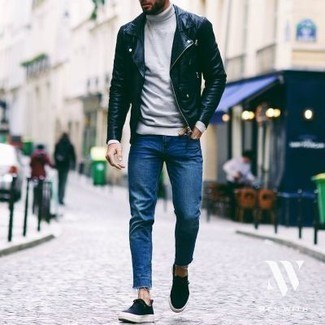 Un jean à porter avec des baskets basses bleues quand il fait frais: Pour une tenue de tous les jours pleine de caractère et de personnalité pense à associer une veste motard en cuir noire avec un jean. Assortis ce look avec une paire de baskets basses bleues.