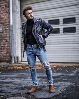 Comment porter un jean bleu avec une veste en cuir noire: Pense à associer une veste en cuir noire avec un jean bleu pour un look confortable et décontracté. Une paire de bottines chelsea en daim marron est une façon simple d'améliorer ton look.