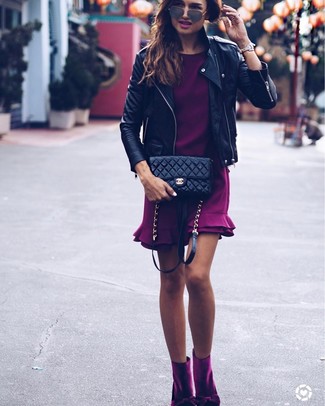 Comment porter une robe violette: Pour une tenue de tous les jours pleine de caractère et de personnalité harmonise une robe violette avec une veste motard en cuir noire. Une paire de bottines en velours pourpres est une option astucieux pour complèter cette tenue.