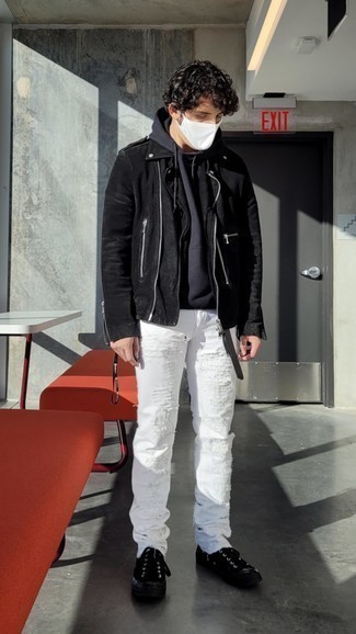 Comment porter des baskets basses noires: Harmonise une veste motard en daim noire avec un jean déchiré blanc pour un look confortable et décontracté. Une paire de baskets basses noires rendra élégant même le plus décontracté des looks.