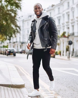Comment porter un jean noir avec des baskets basses en toile blanches quand il fait frais: Porte une veste motard en cuir noire et un jean noir pour une tenue idéale le week-end. Une paire de baskets basses en toile blanches est une option parfait pour complèter cette tenue.