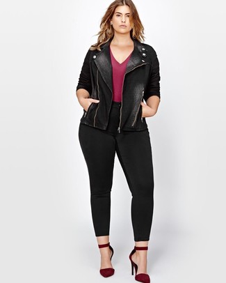 Comment porter un jean skinny noir: Choisis une veste motard en denim noire et un jean skinny noir pour une tenue idéale le week-end. Une paire de escarpins en daim bordeaux est une option génial pour complèter cette tenue.