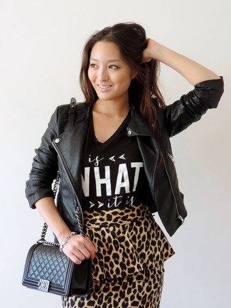 Comment porter un t-shirt à col en v noir: Pense à opter pour un t-shirt à col en v noir et une minijupe imprimée léopard marron clair pour créer un look génial et idéal le week-end.