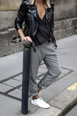 Comment porter un pantalon carotte gris: Essaie d'harmoniser une veste motard en cuir noire avec un pantalon carotte gris pour un look de tous les jours facile à porter.