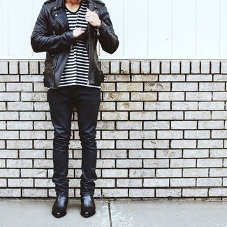 Comment porter un jean en cuir noir: Pense à harmoniser une veste motard en cuir noire avec un jean en cuir noir pour obtenir un look relax mais stylé. Une paire de bottines chelsea en cuir noires ajoutera de l'élégance à un look simple.