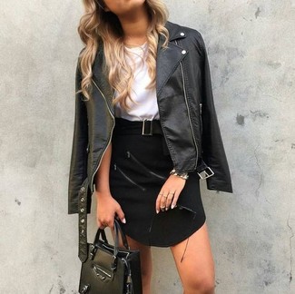 Comment porter une minijupe pour un style decontractés: Pense à marier une veste motard en cuir noire avec une minijupe pour créer un style chic et glamour.