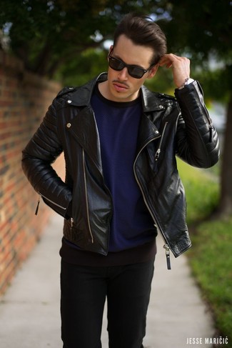 Comment porter une veste motard en cuir noire quand il fait frais à 30 ans: Harmonise une veste motard en cuir noire avec un jean noir pour une tenue confortable aussi composée avec goût.