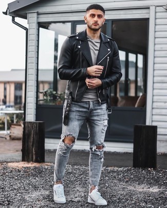 Comment porter un jean gris foncé avec des baskets basses en toile blanches à 20 ans: Garde une tenue relax avec une veste motard en cuir noire et un jean gris foncé. Cet ensemble est parfait avec une paire de baskets basses en toile blanches.