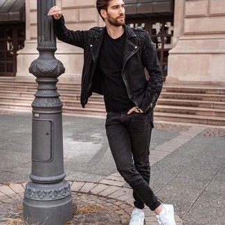 Comment porter un jean noir pour un style decontractés à 30 ans: Choisis une veste motard en daim noire et un jean noir pour un déjeuner le dimanche entre amis. Cette tenue se complète parfaitement avec une paire de baskets basses en toile blanches.