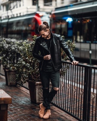 Comment porter une veste motard en cuir pour un style decontractés: Pense à porter une veste motard en cuir et un jean déchiré noir pour une tenue idéale le week-end. Habille ta tenue avec une paire de bottines chelsea en daim marron clair.