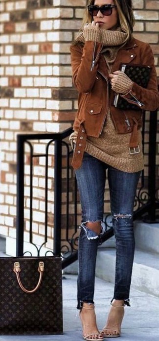 Comment porter un jean skinny déchiré bleu marine: Opte pour une veste motard en daim marron avec un jean skinny déchiré bleu marine pour un look idéal le week-end. Termine ce look avec une paire de sandales à talons en cuir beiges.