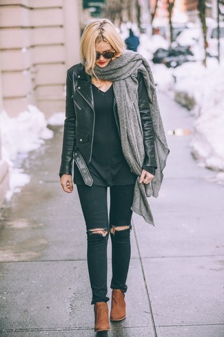 Comment porter des bottines en cuir tabac: Harmonise une veste motard en cuir noire avec un jean skinny déchiré noir pour un look idéal le week-end. Une paire de bottines en cuir tabac est une option judicieux pour complèter cette tenue.