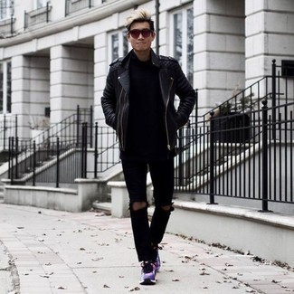 Comment porter des chaussures de sport violet clair: Porte une veste motard en cuir noire et un jean déchiré noir pour une tenue idéale le week-end. Cette tenue est parfait avec une paire de chaussures de sport violet clair.