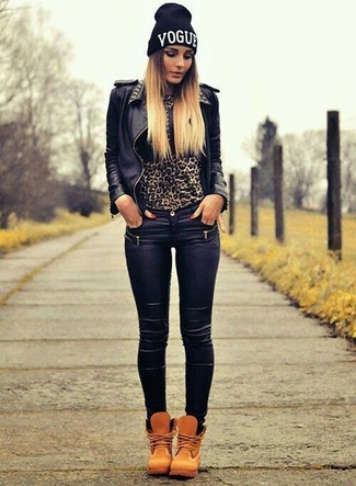 Comment porter des bottines plates à lacets en nubuck marron clair: Marie une veste motard en cuir à clous noire avec un jean skinny en cuir noir pour obtenir un look relax mais stylé. Complète ce look avec une paire de bottines plates à lacets en nubuck marron clair.